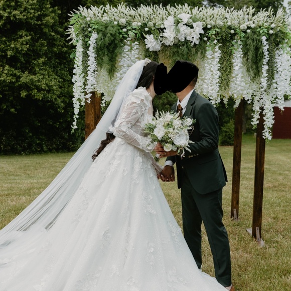 Wedding dress with 3D Flowers and Petticoat - Picture 7 of 10
